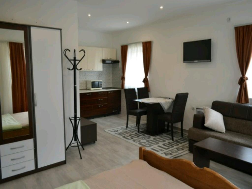 Guest House First Stop Rakovica Esterno foto