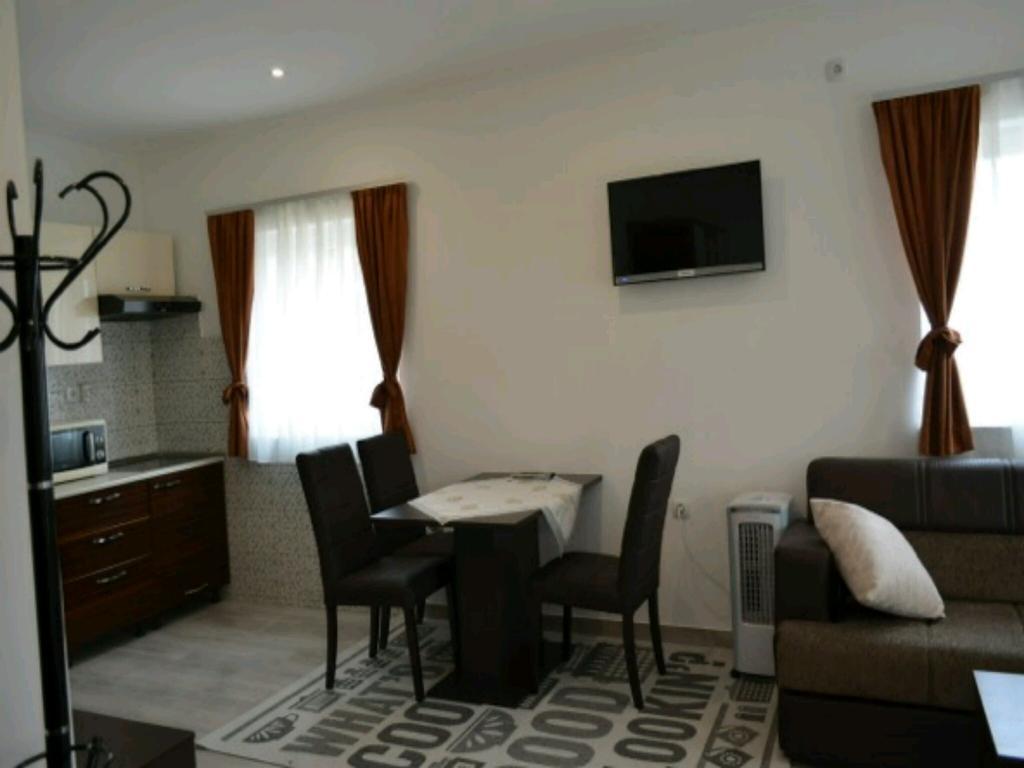 Guest House First Stop Rakovica Esterno foto