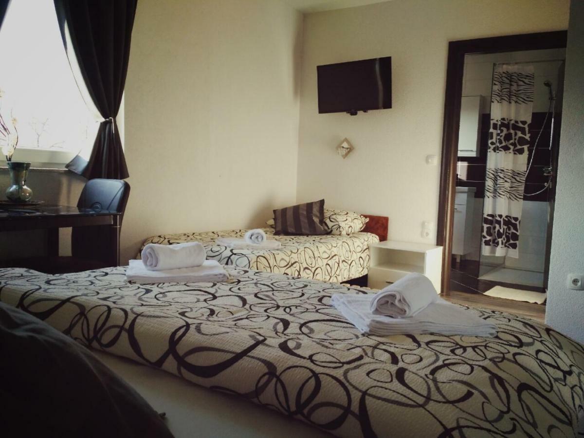 Guest House First Stop Rakovica Esterno foto