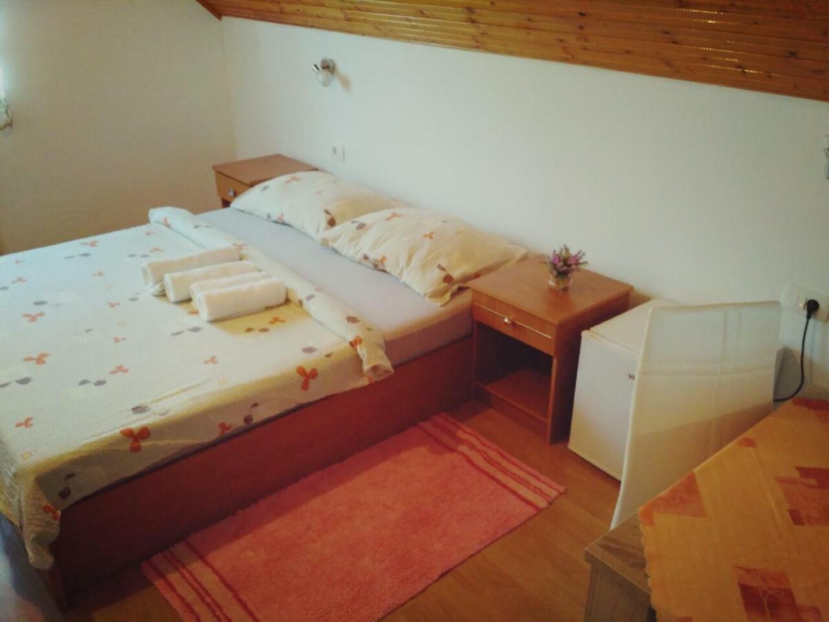 Guest House First Stop Rakovica Esterno foto