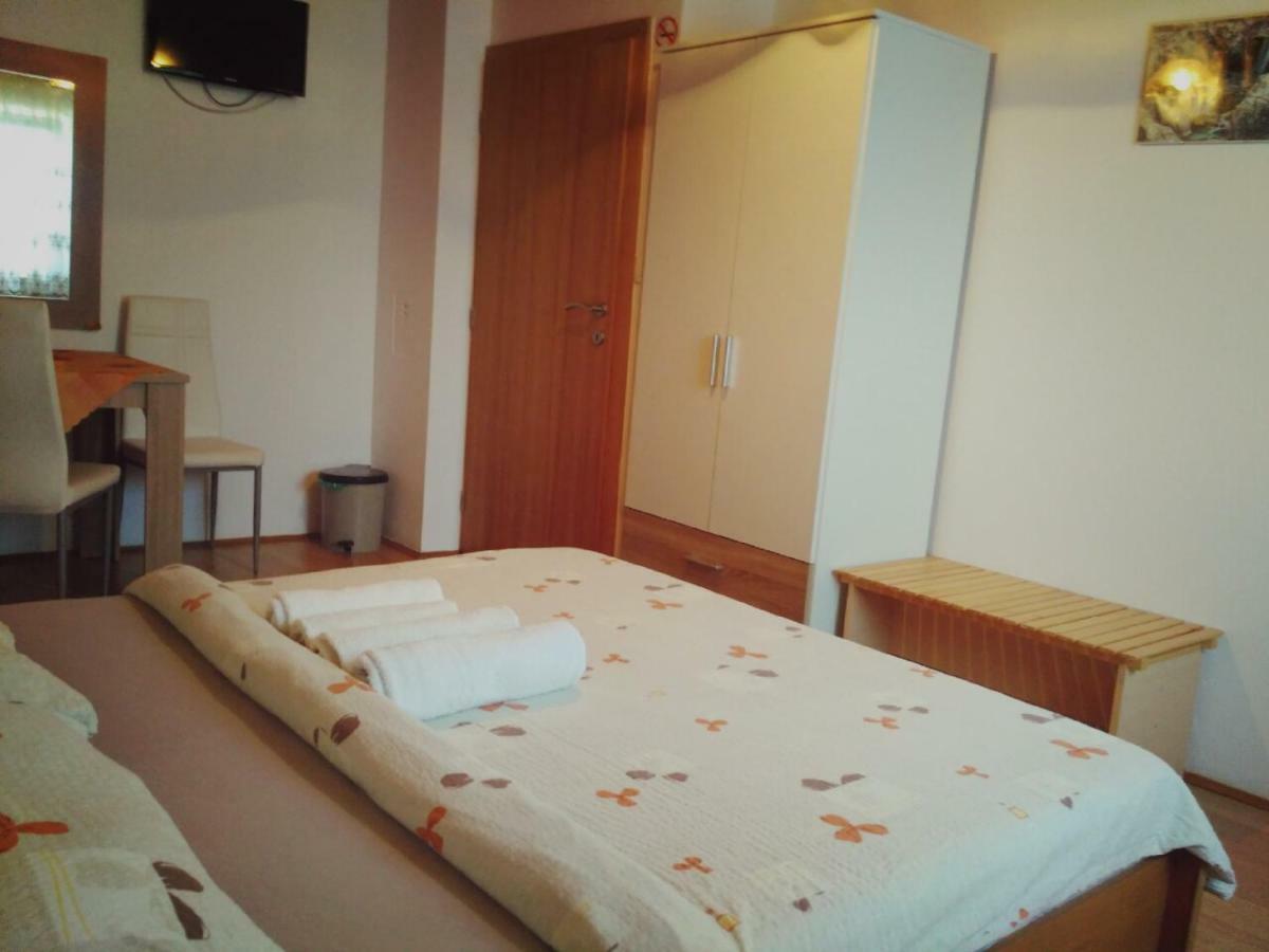 Guest House First Stop Rakovica Esterno foto