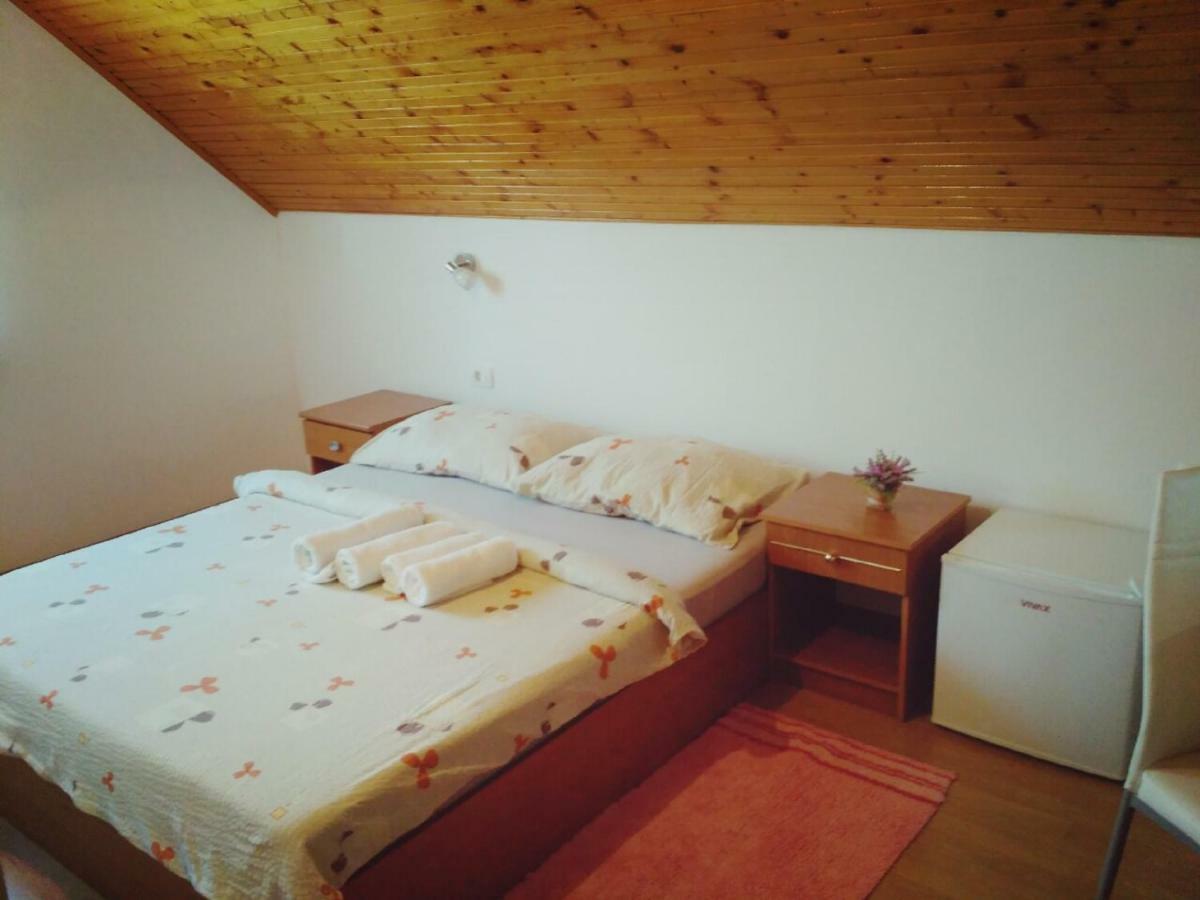 Guest House First Stop Rakovica Esterno foto
