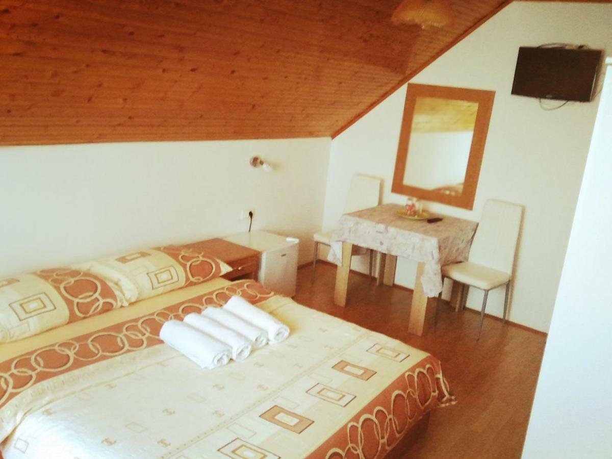 Guest House First Stop Rakovica Esterno foto