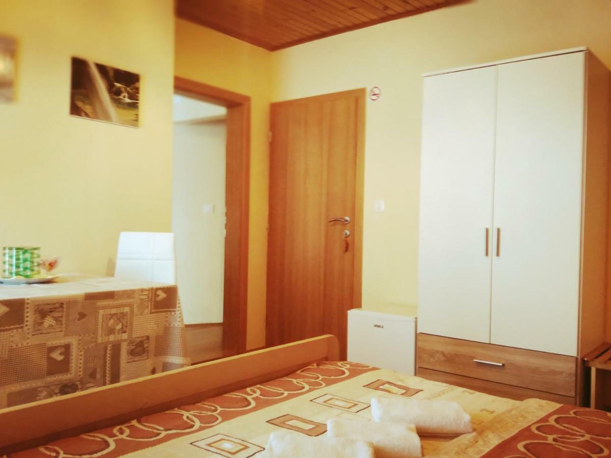 Guest House First Stop Rakovica Esterno foto